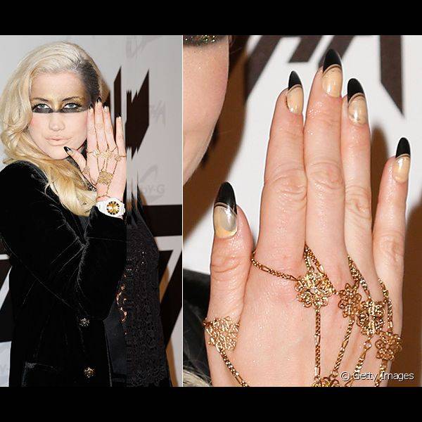 Para um lan?amento de uma marca de rel?gios, em 2012, Kesha apostou na nail art com inglesinha nude e preta. O modelo ainda ganhou um toque de grafismo com as linhas antes da ponta das unhas